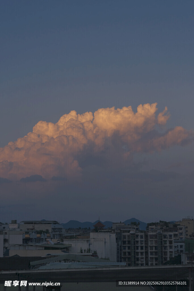 城市上空的绚丽晚霞