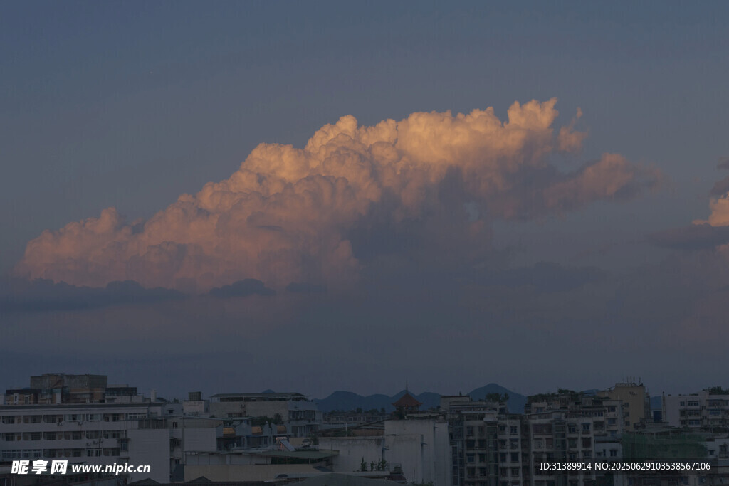 城市上空的绚烂晚霞