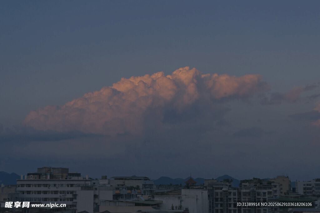 城市上空的绚丽彩云