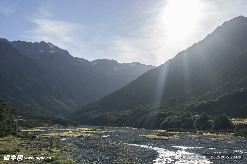 山间河谷 阳光洒落美景