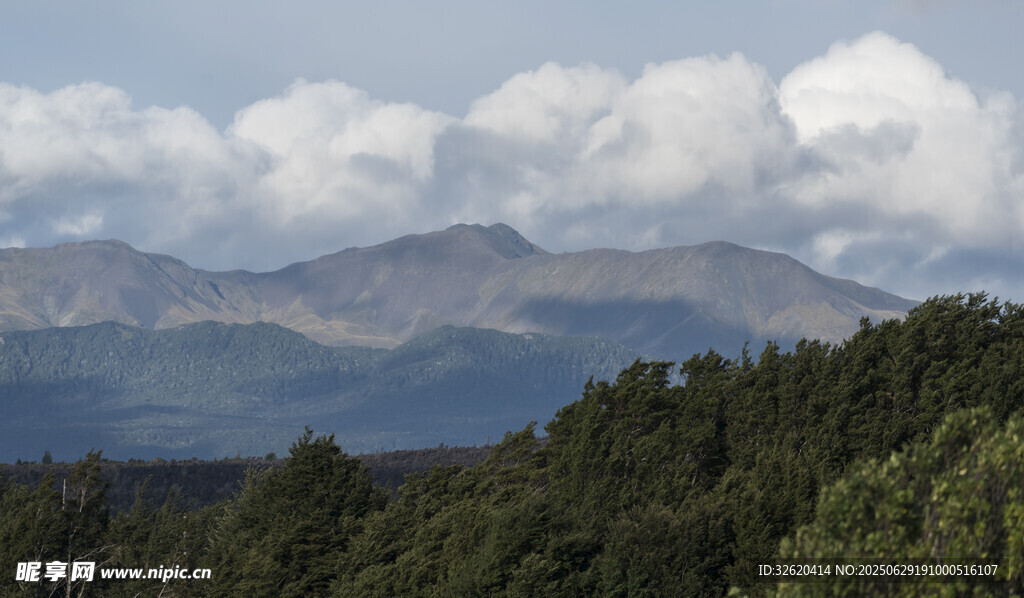 山林间的远山美景