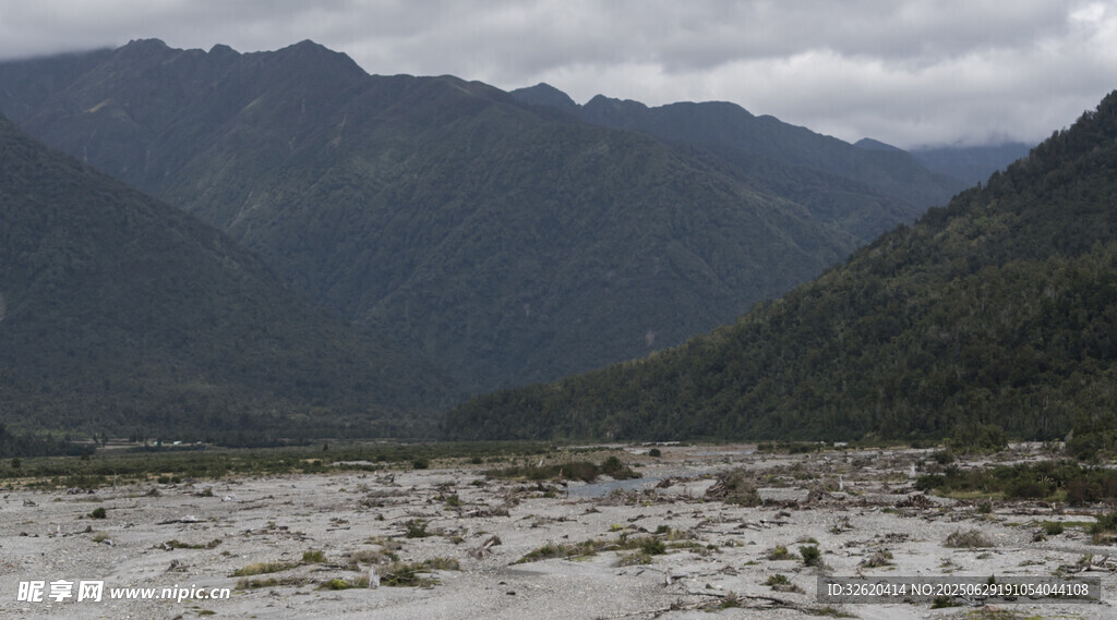 山间开阔地 远山云雾缭绕