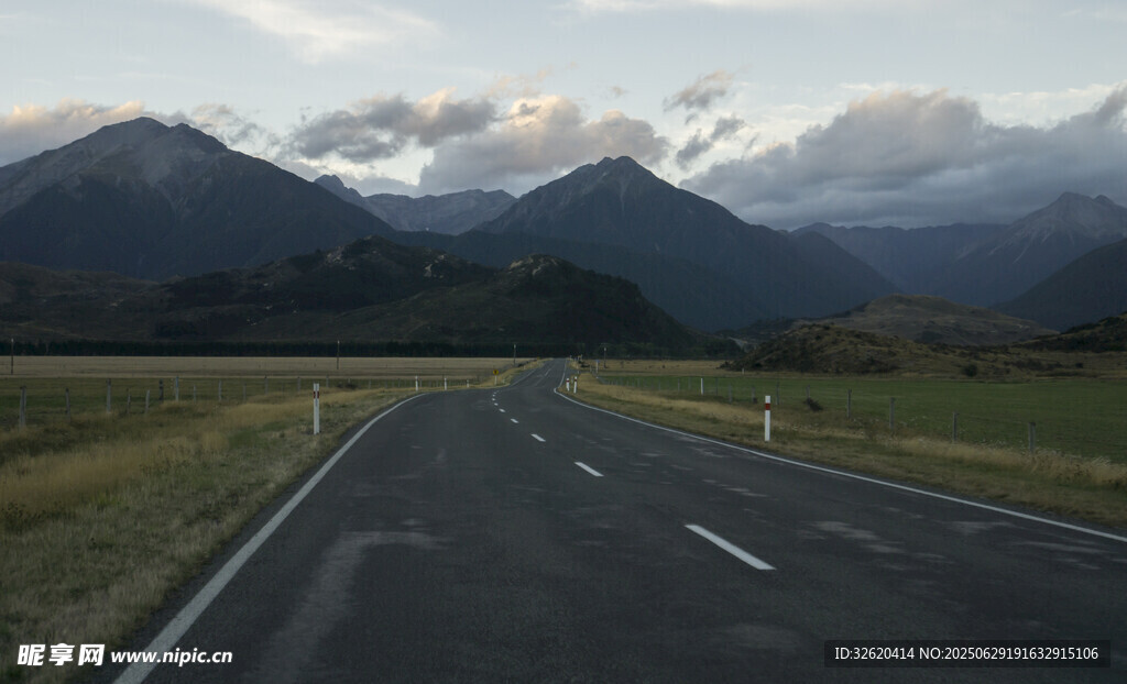 公路伸向远方的壮美风景