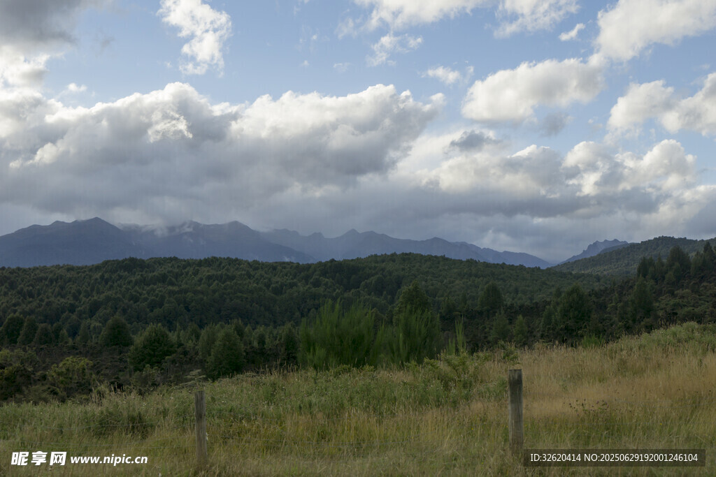山间绿野 云绕青山美景