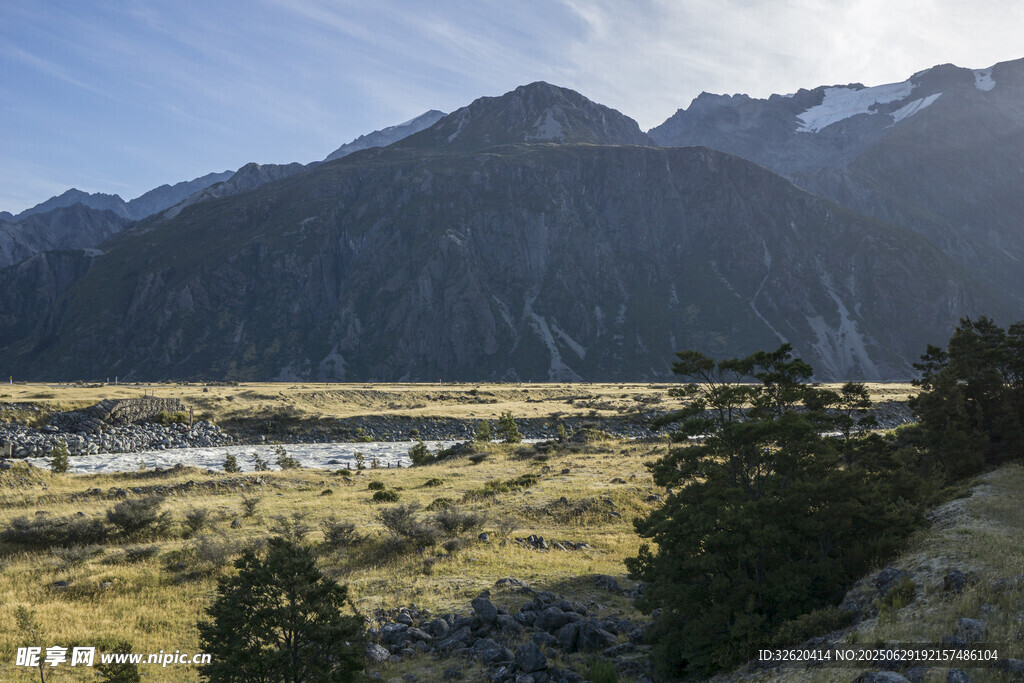 壮丽山川间的开阔河谷景色