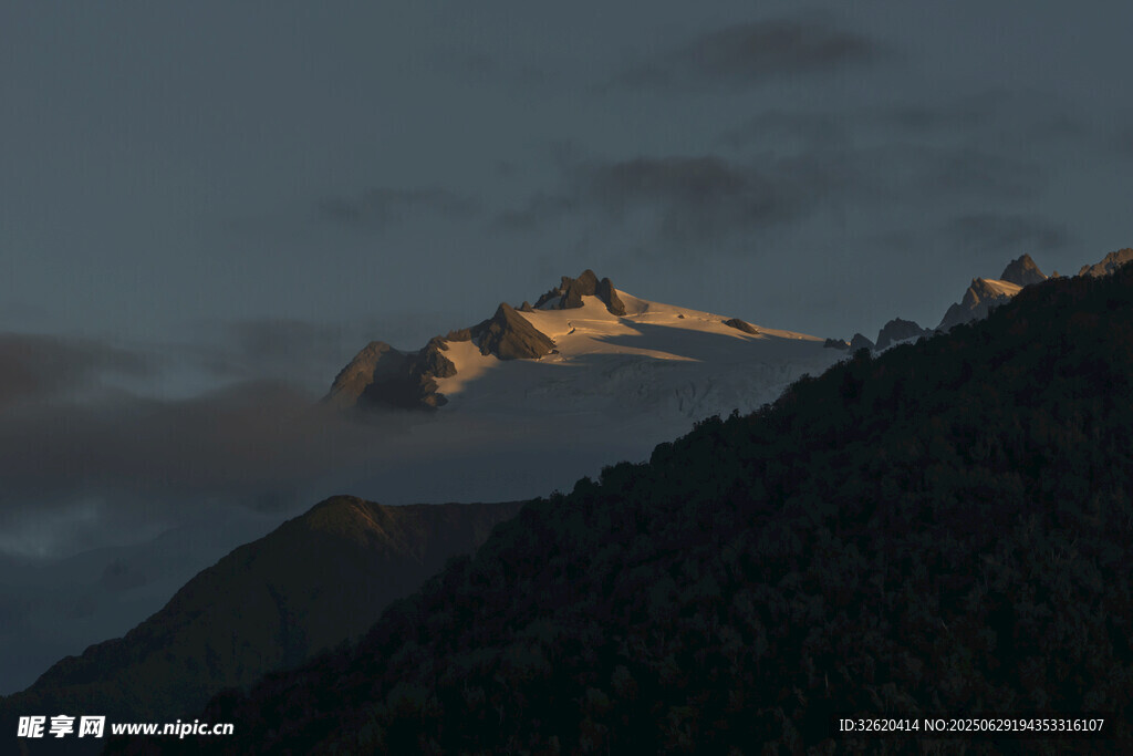 黄昏下的雪山美景