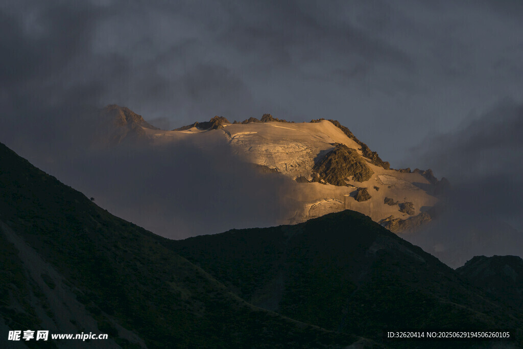 夕阳下的壮丽雪山