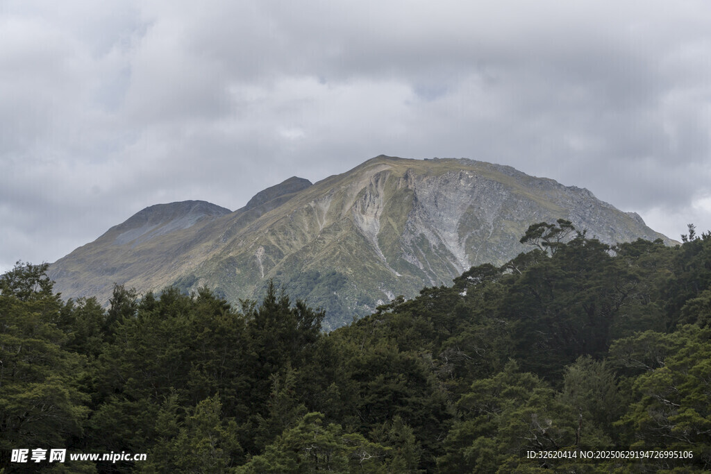 山峦叠翠间的自然景致