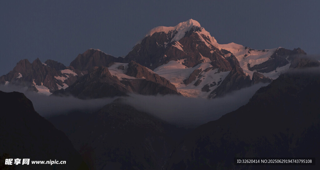 壮丽雪山日出美景