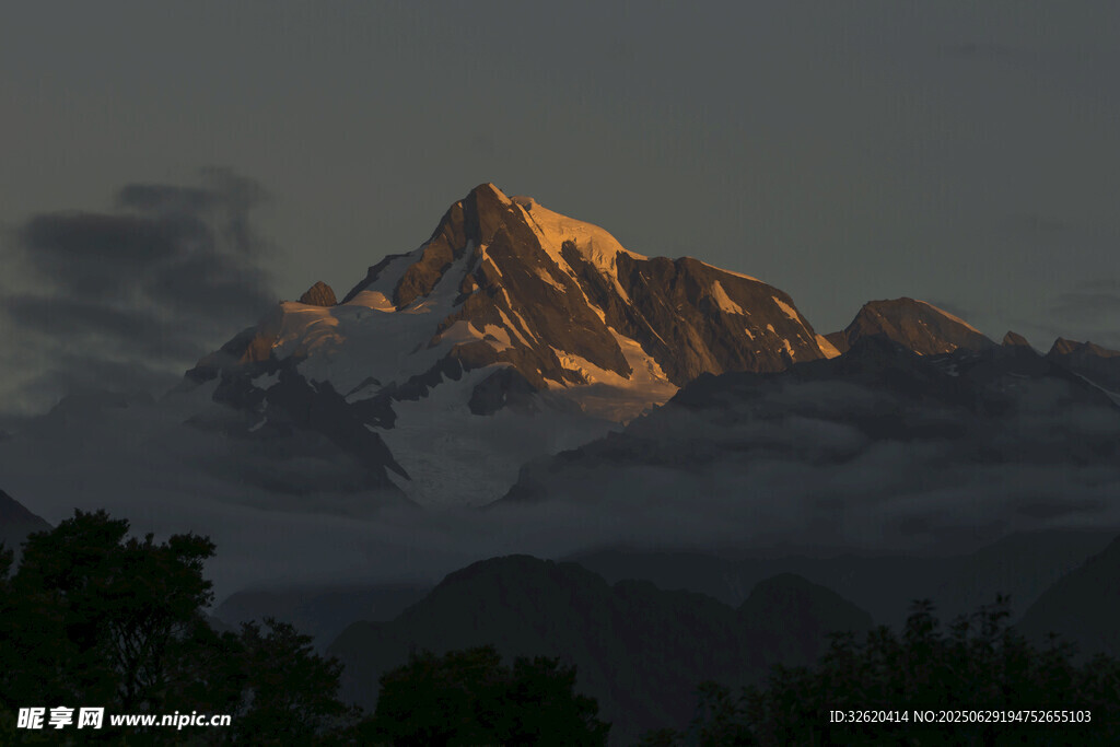 夕阳下的壮丽雪山