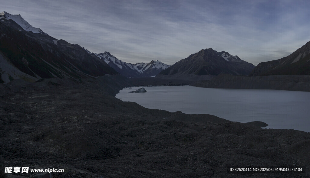 高山湖泊壮丽自然景观
