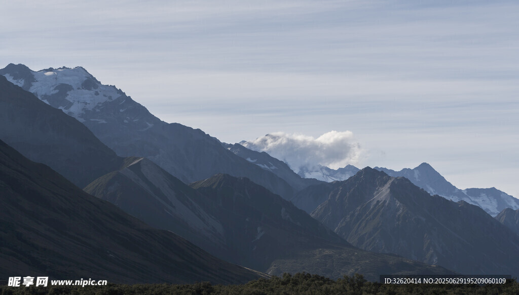 壮丽山景 雪峰隐现