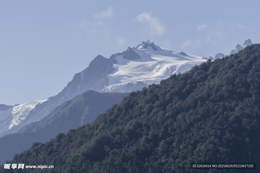 雪山下的葱郁山林