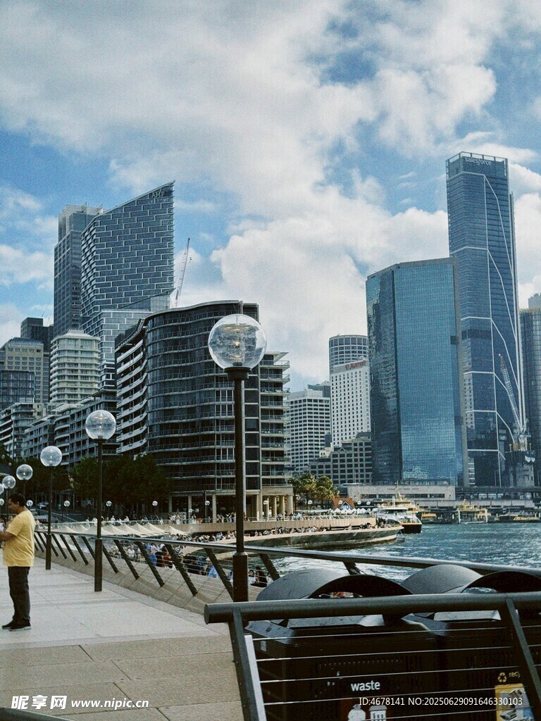 城市海滨风光与现代建筑