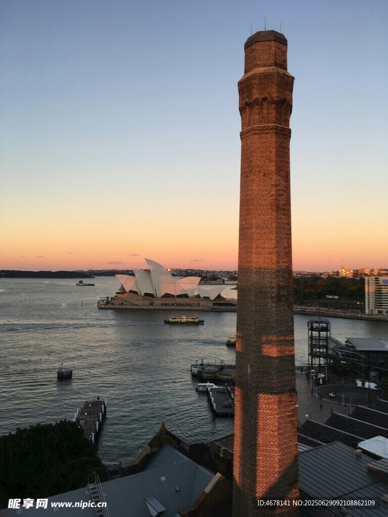 悉尼黄昏时的烟囱与海港