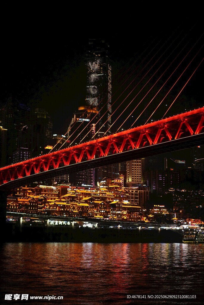 重庆夜景中的红色跨江大桥
