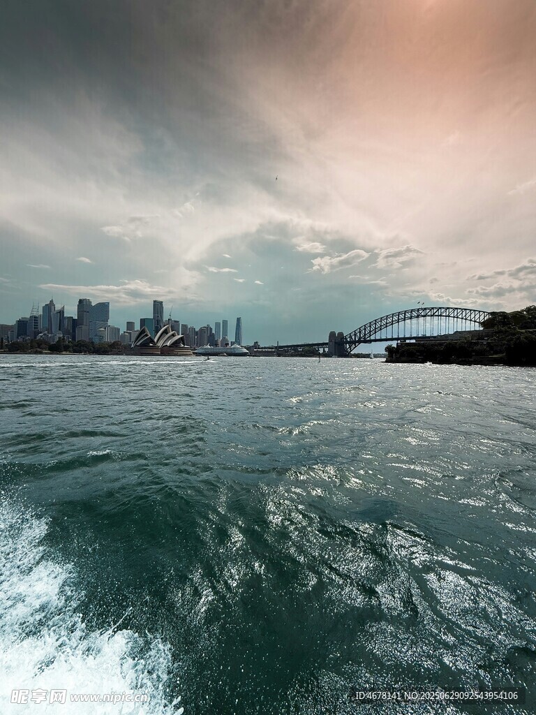 海上远眺城市天际线