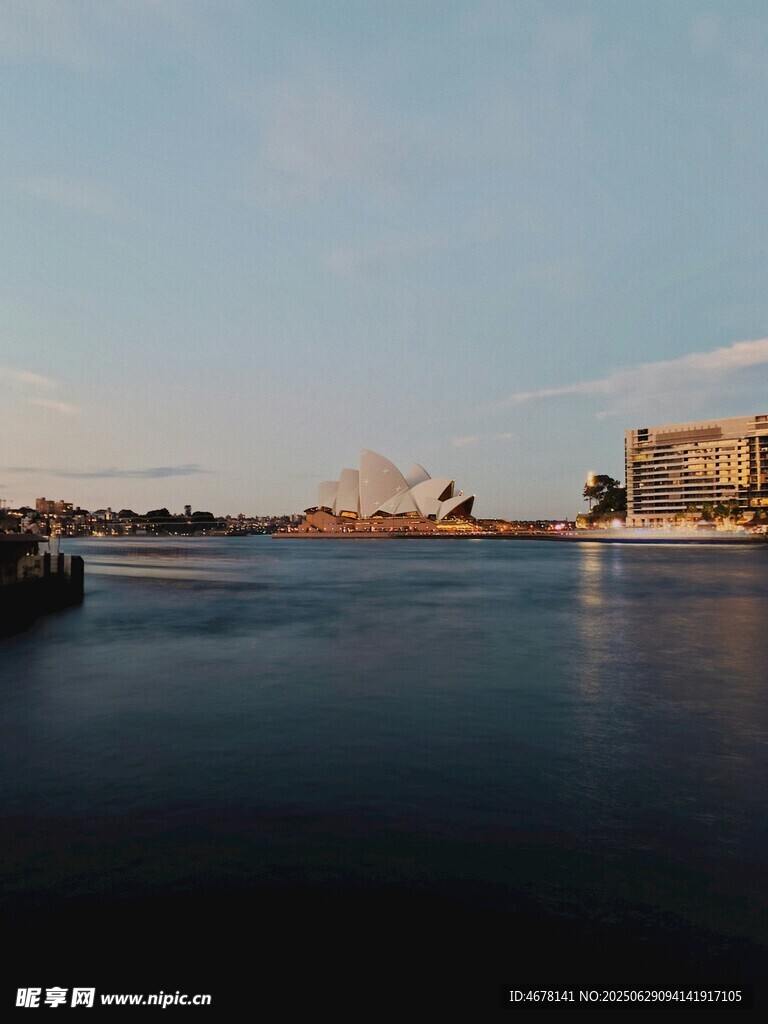 宁静水边城市景观