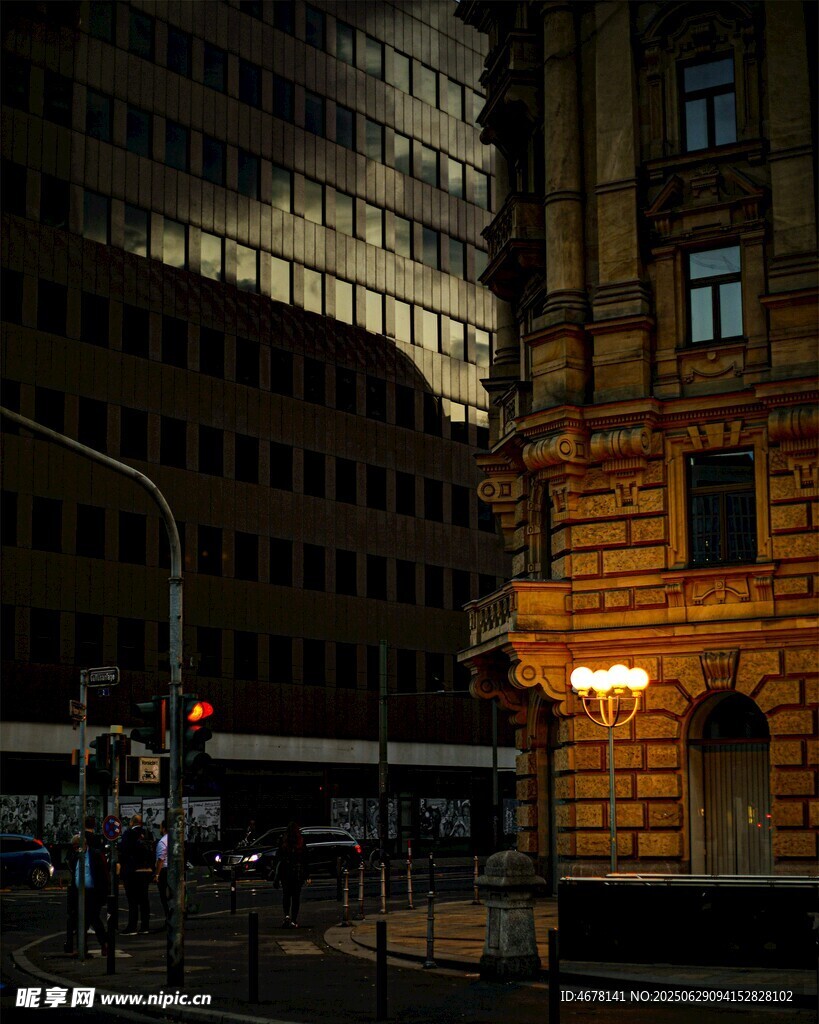 城市夜晚街角的建筑光影