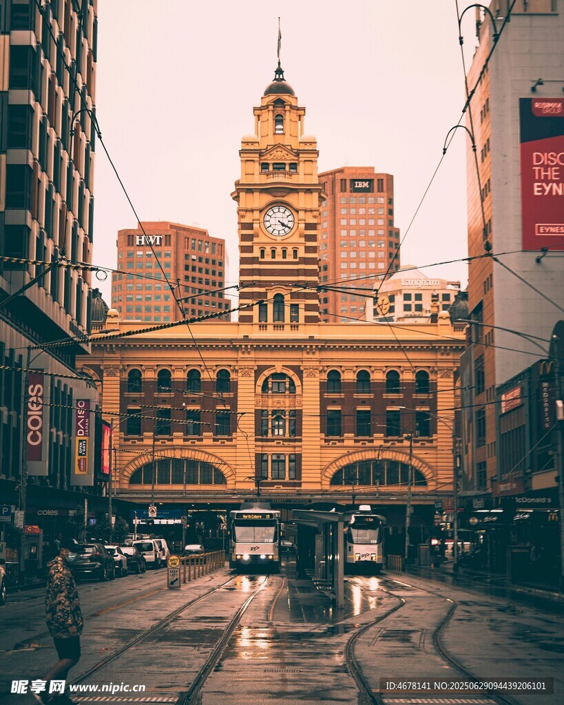 复古风格的城市钟楼景观