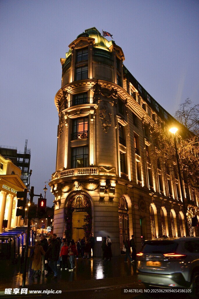 夜晚繁华街角的欧式建筑
