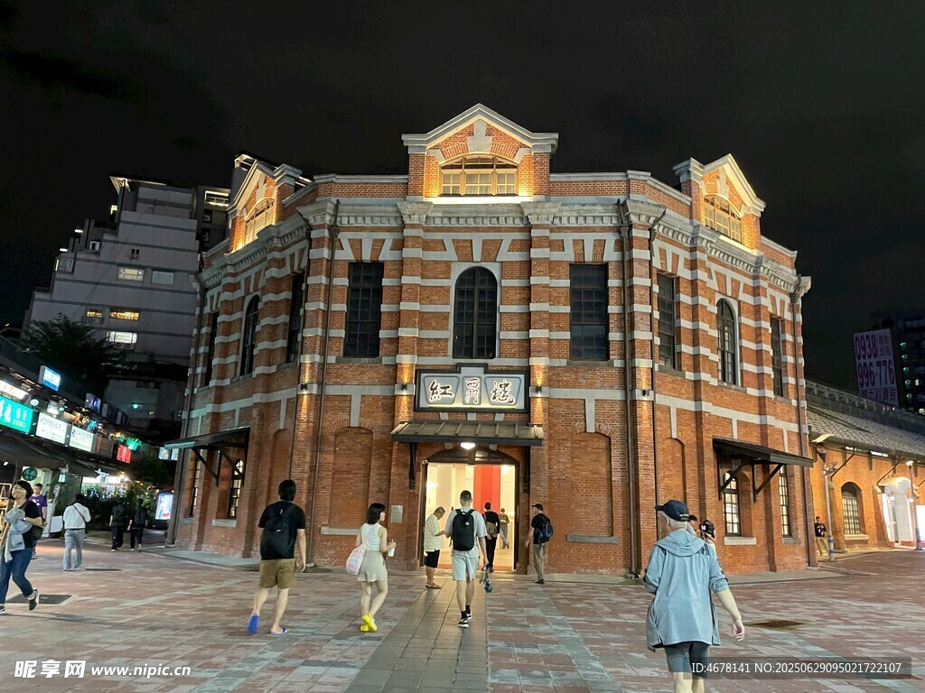 夜晚的复古建筑与行人