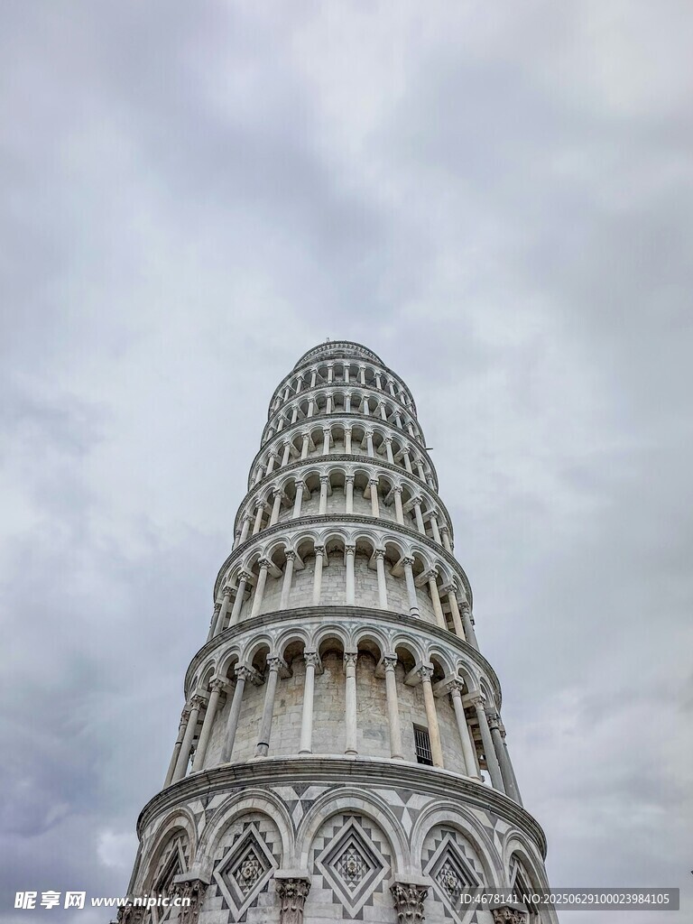 比萨斜塔特写