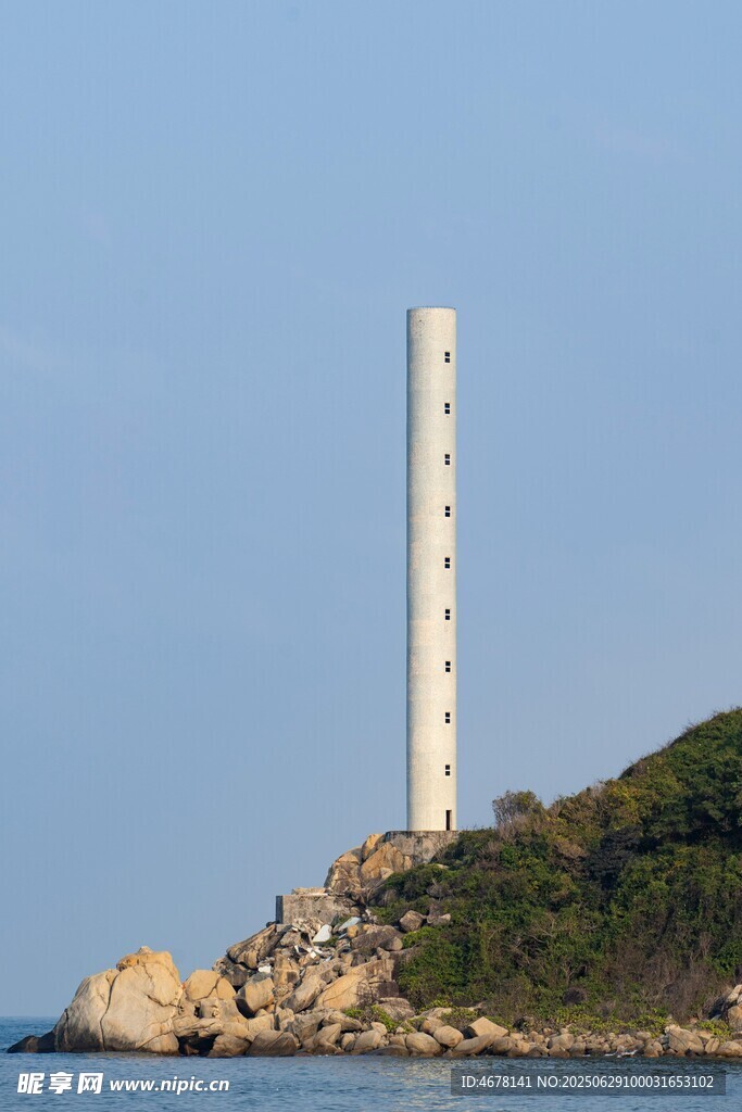海边矗立的白色高耸灯塔