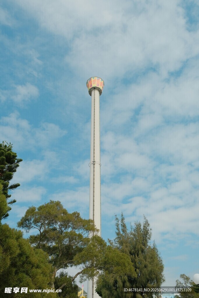 高耸入云的城市观景塔