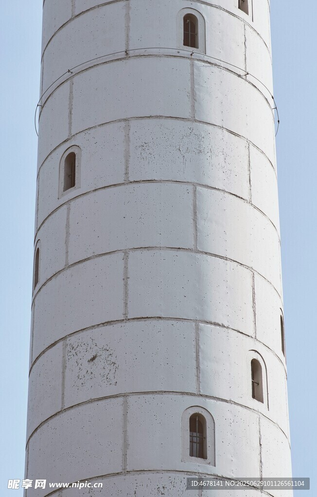 白色圆柱形塔楼建筑
