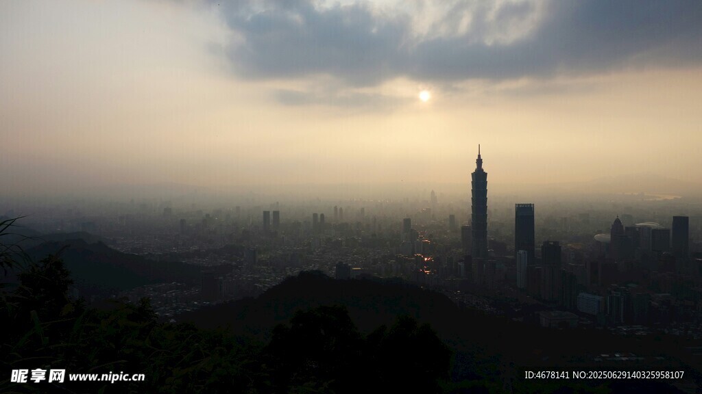 黄昏下的城市高楼景观