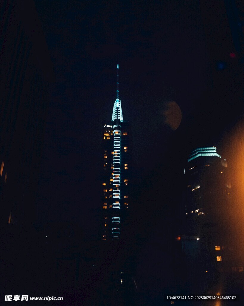 夜中高耸摩天大楼
