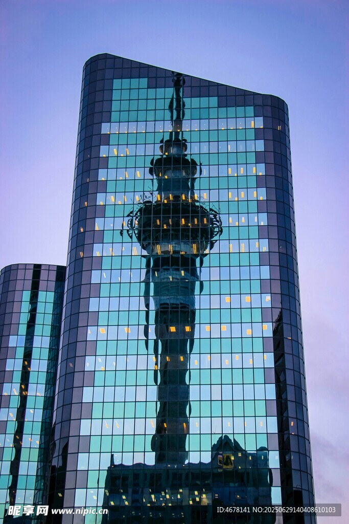 城市高楼夜景倒影