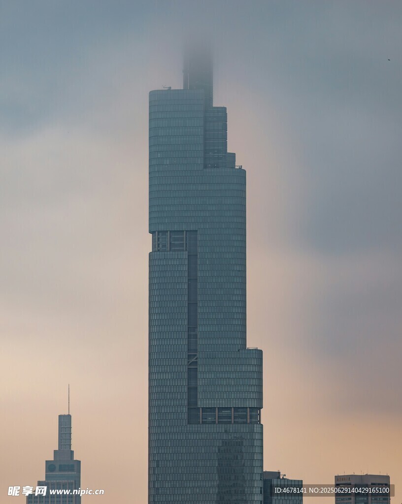 雾中都市高楼景观
