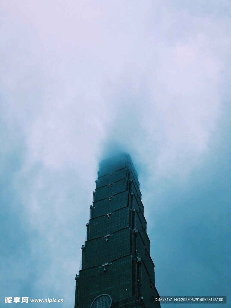 云雾缭绕中的高耸建筑
