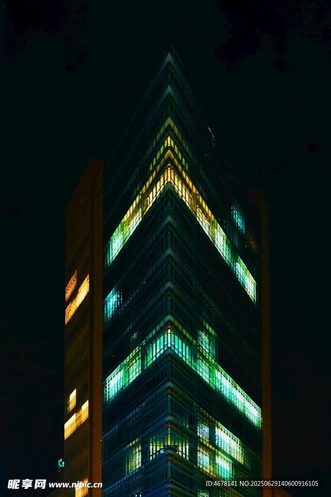 夜晚璀璨的摩天大楼