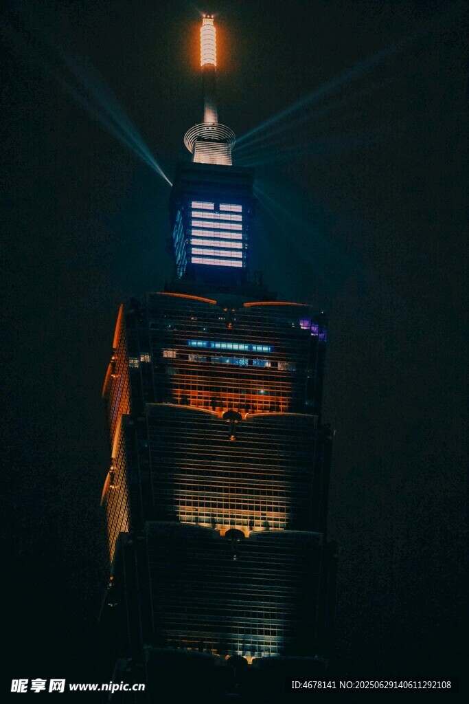 城市高楼夜景璀璨灯光