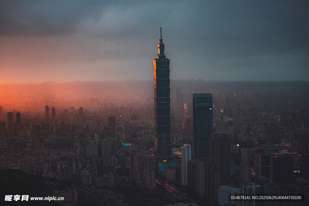 黄昏下的繁华都市天际线