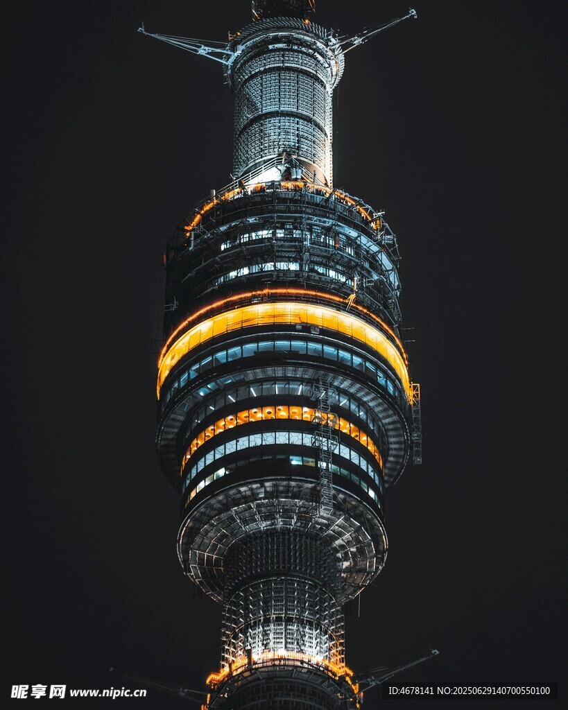 夜幕下璀璨的广播电视塔