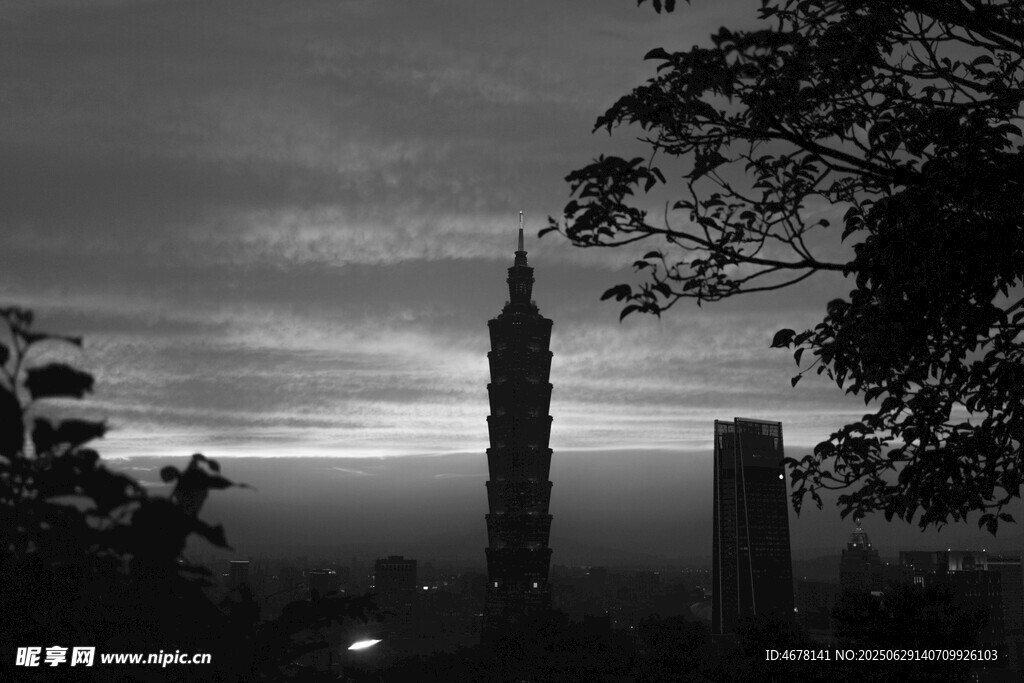 黄昏下的高楼与树木剪影