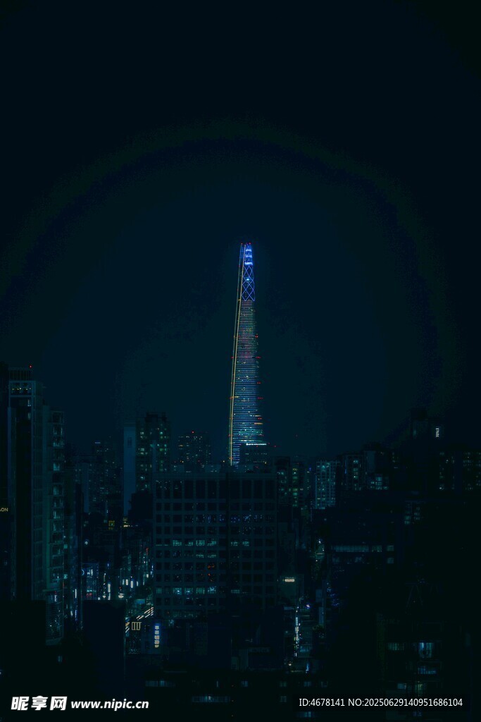 夜幕下的城市地标建筑