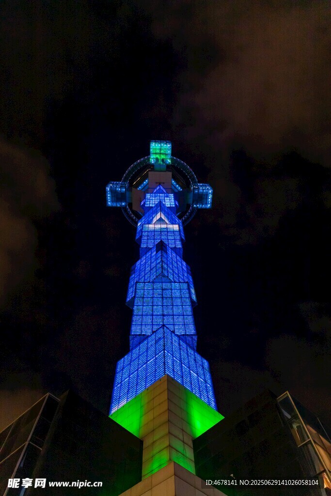 夜晚发光的奇幻人形雕塑