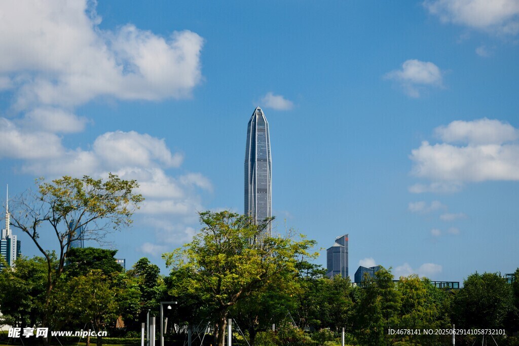 城市中高耸的标志性建筑