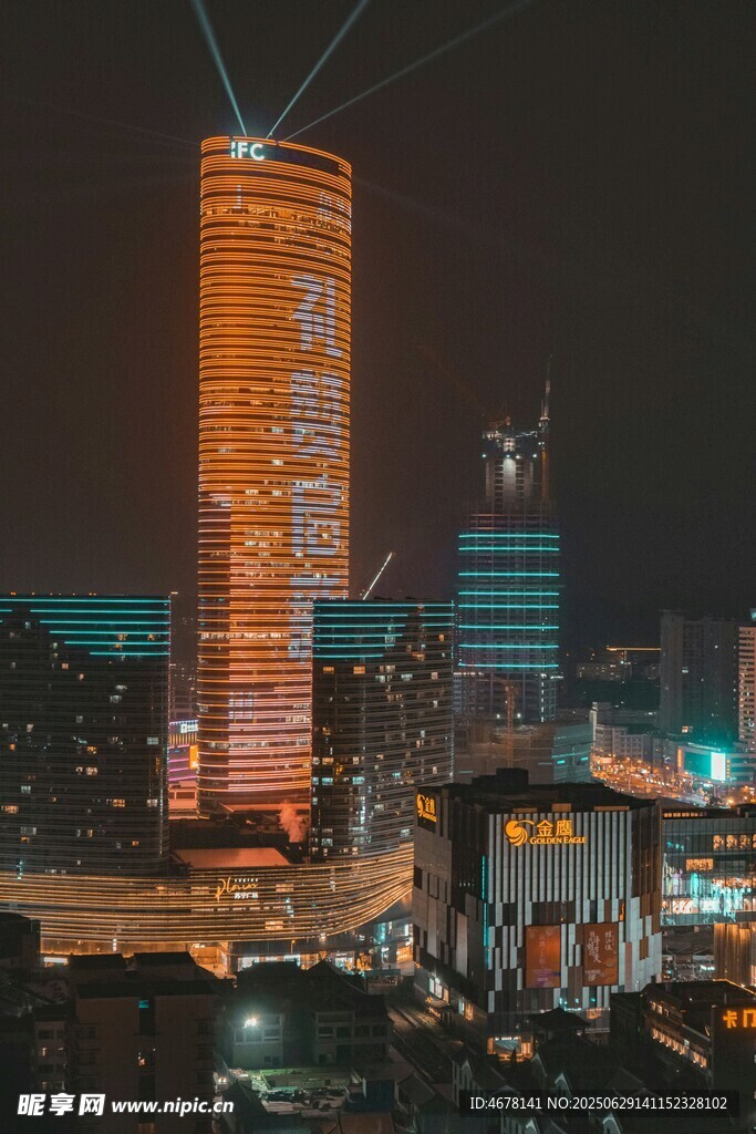 城市夜景中的璀璨高楼