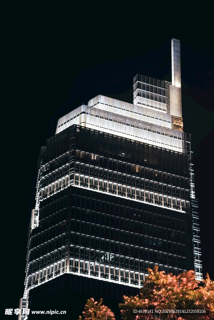 夜幕下的现代高楼大厦