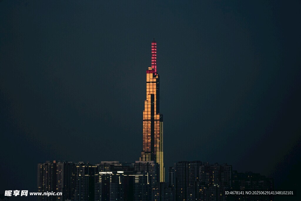 夜幕下的高耸摩天大楼