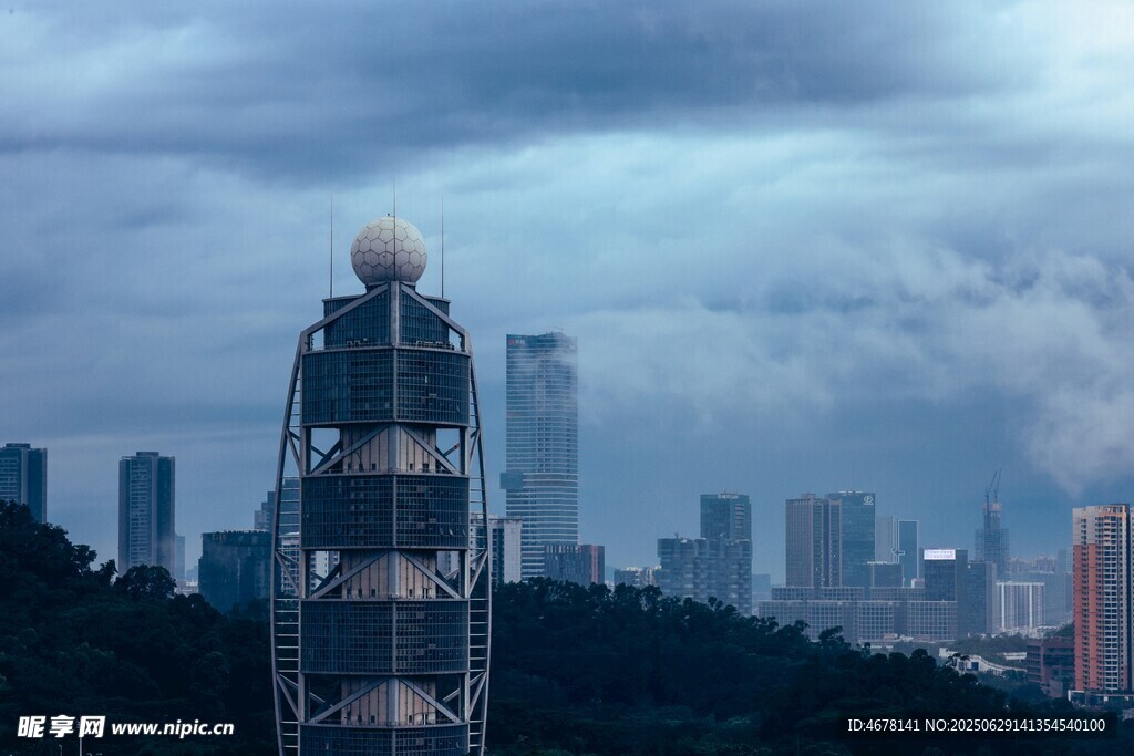 云雾中的城市高楼景观