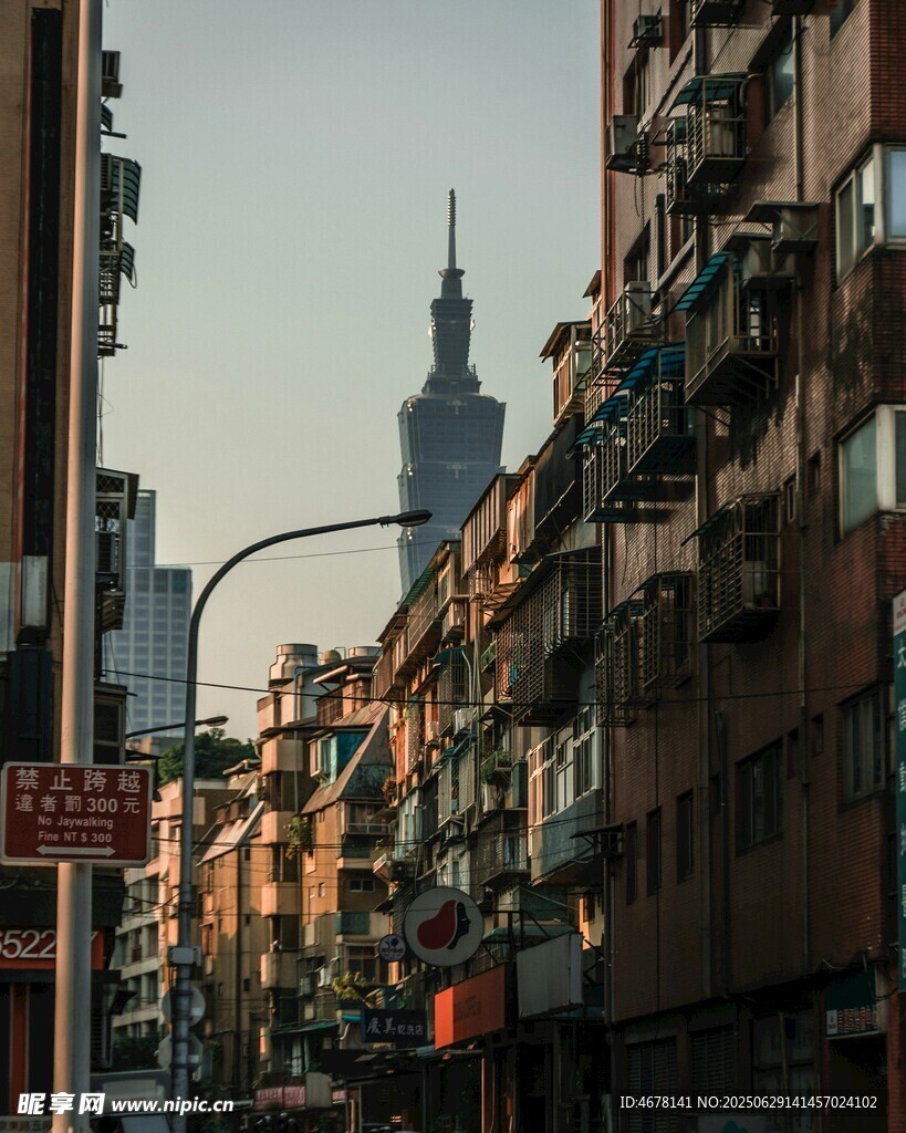 城市街巷与远处高楼景观