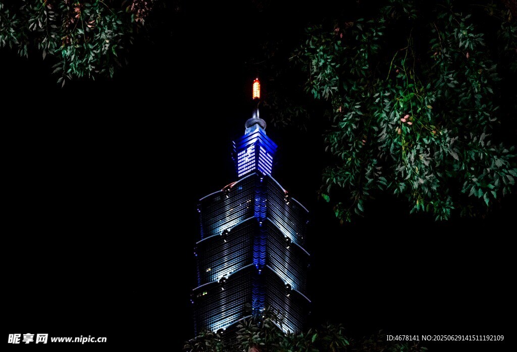 夜晚璀璨灯光下的高塔
