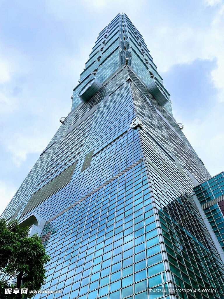 高耸入云的现代摩天大楼